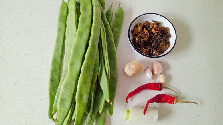 雪菜四季豆,准备好需要的食材