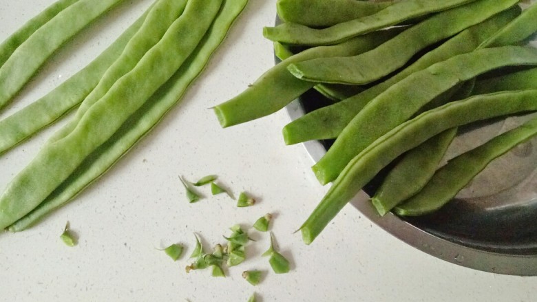 雪菜四季豆,四季豆摘掉两头,清洗干净