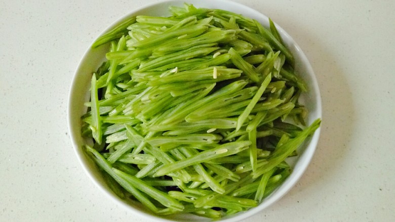 雪菜四季豆,将四季豆切成细丝(容易熟,更好入味)