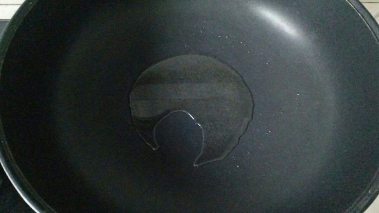 雪菜四季豆,炒锅中加入适量花生油烧热