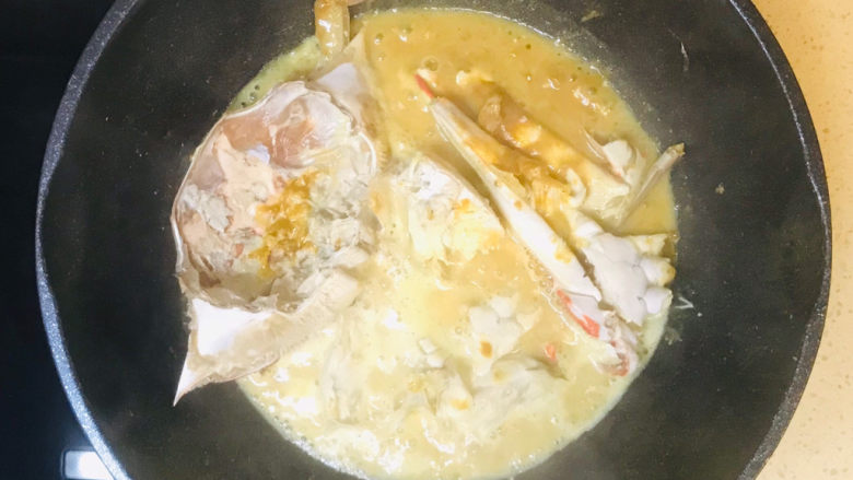 咖喱梭子蟹,转小火,慢火煲煮