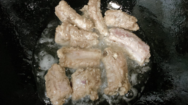 椒盐排骨,炸到每一面都金黄定型,即可出锅~大约5~6分钟