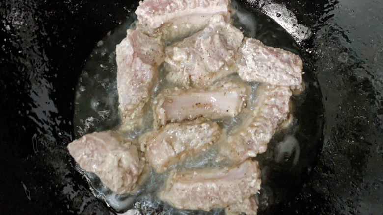 椒盐排骨,热油锅,7~8成热下锅(就是筷子入油中,会冒一连串小泡泡的状态)