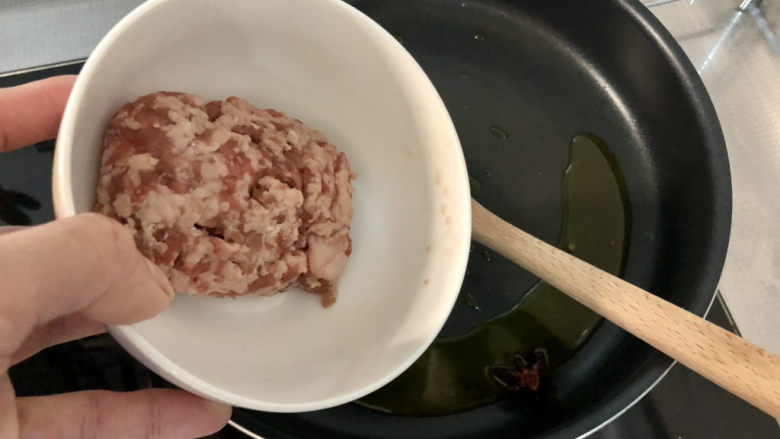 红烧芋头,热锅放适量食用油,中小火,下八角煸香,下肉末,炒散