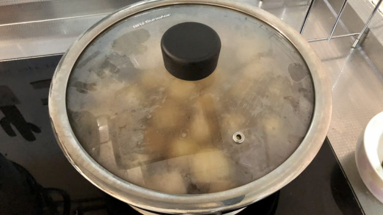 红烧芋头,煮开后加盖,中小火炖煮5分钟