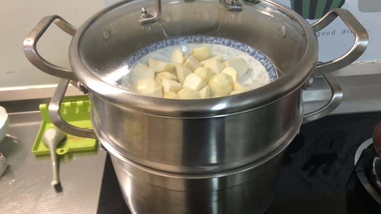 红烧芋头,蒸锅上气放入芋头,中火蒸10分钟