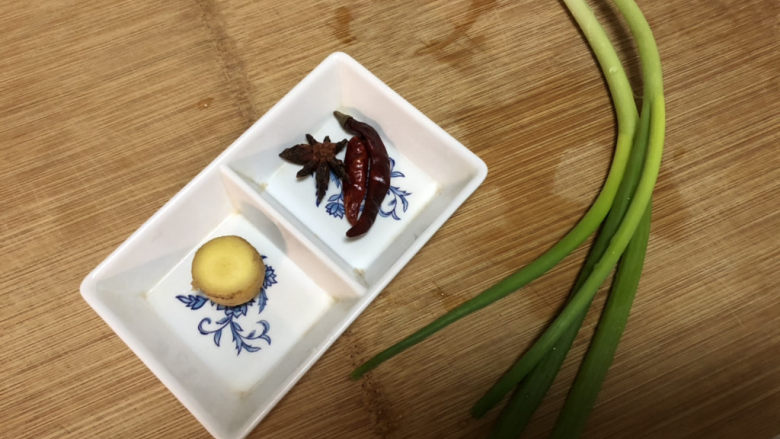 红烧芋头,蒸芋头时准备其他食材:姜削皮洗净,小葱择好洗净,干辣椒八角清洗备用