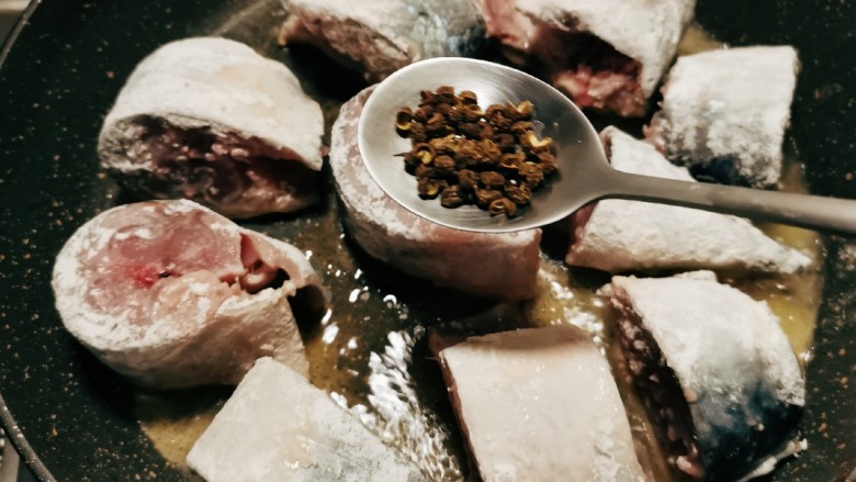 红烧鲅鱼,起油锅放入食用油 油热后放入鱼块煎制,同时加入<a style='color:red;display:inline-block;' href='/shicai/ 700'>花椒</a>去腥增香。