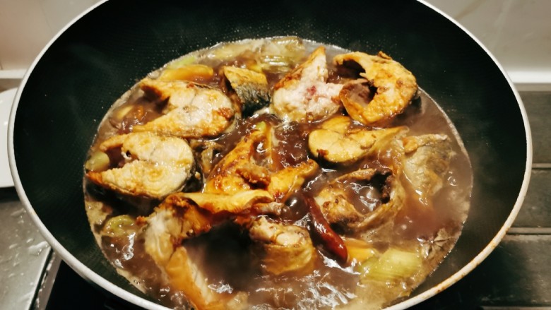 红烧鲅鱼,水量与食材持平,大火烧开。