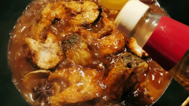 红烧鲅鱼,直至汤汁浓稠变少,烹入料酒和醋增加香味,收汁关火,加盖焖1分钟。