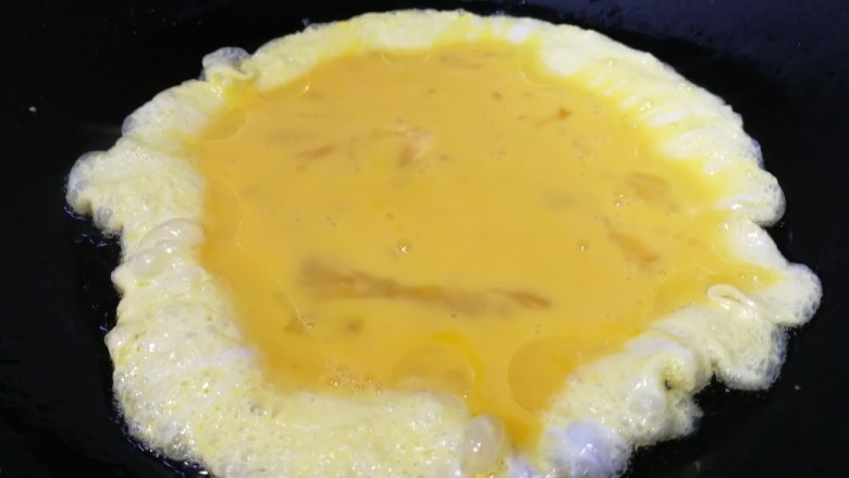 咖喱蛋炒饭,热锅凉油,油5成热倒入蛋液。