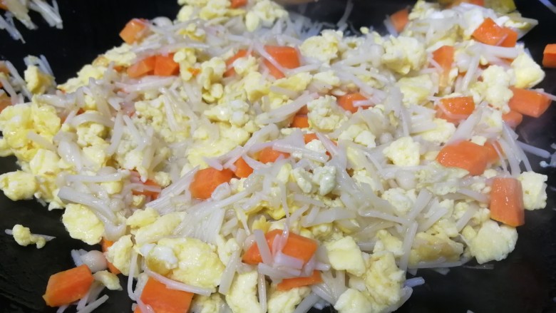 咖喱蛋炒饭,把三样炒在一起,文火翻炒均匀。
