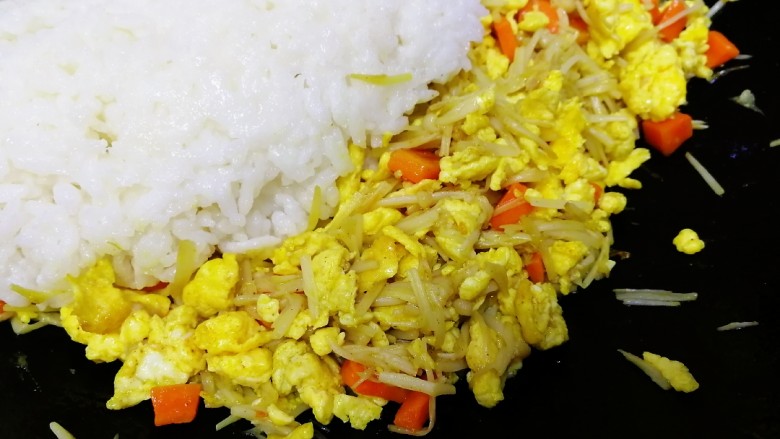 咖喱蛋炒饭,放入剩米饭,文火翻炒均匀。
