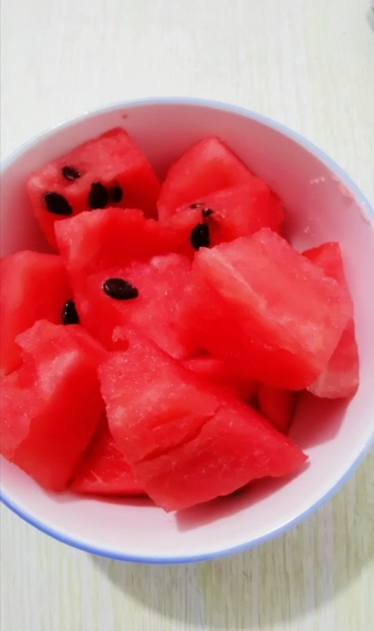 冰镇西瓜汁,<a style='color:red;display:inline-block;' href='/shicai/ 605'>西瓜</a>切块，把种子去掉