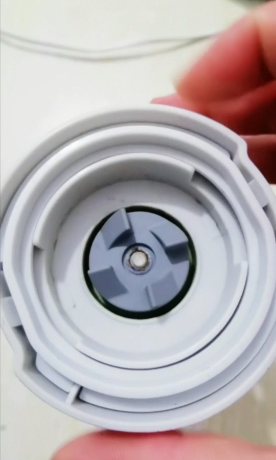 冰镇西瓜汁,盖上盖