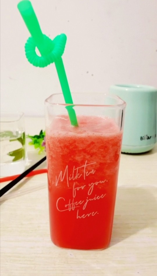 冰镇西瓜汁,榨好的西瓜汁，放入冰箱里冰镇三个小时