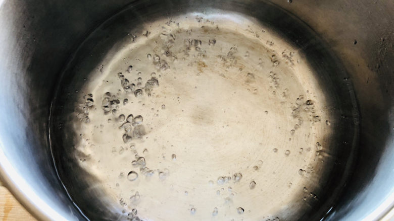 红豆小米粥,高压锅内提前把水烧开,煮粥一定要等水烧开后再放米,如果煮的粥含有豆类像绿豆、芸豆可以提前把豆子放入锅中先压熟后再放米。