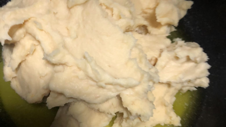 奶香绿豆糕,倒入绿豆沙,翻炒片刻。