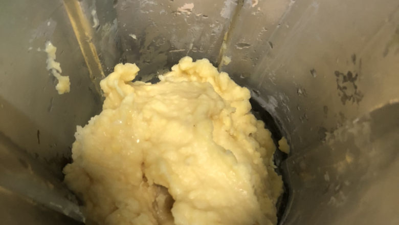奶香绿豆糕,为得到更细腻的口感,可以放入料理机研磨一次。