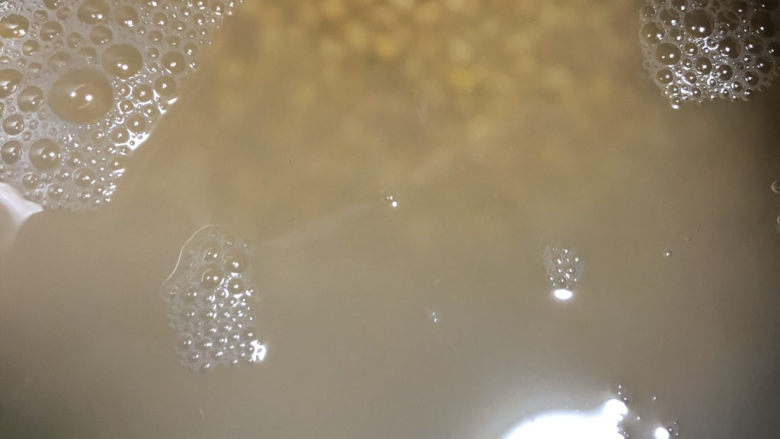 奶香绿豆糕,初步淘洗一下后,放满水浸泡一晚。