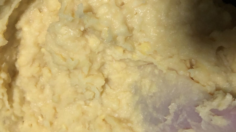 奶香绿豆糕,充分地搅拌均匀,使糖融化。