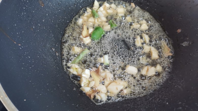 爆炒鸡胸肉,锅里留油,下入葱姜蒜爆香
