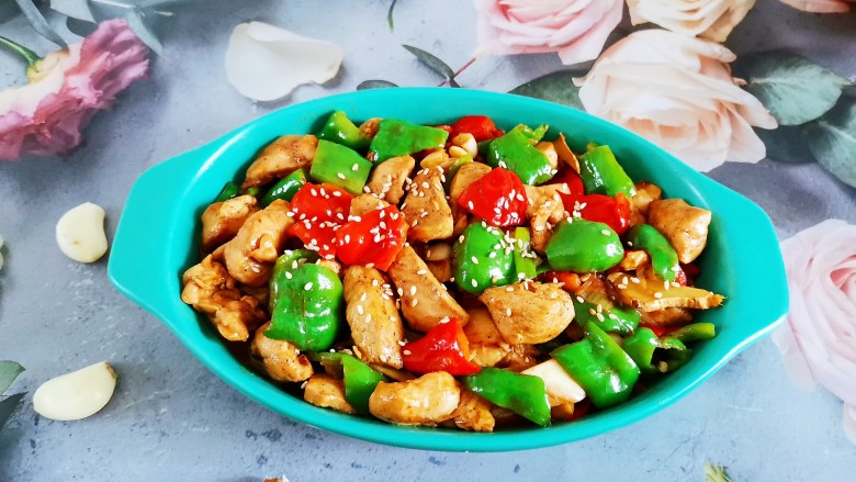 爆炒鸡胸肉,盛入盘中,撒上熟白芝麻,爆炒鸡胸肉完成!
