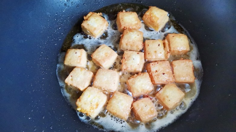 丝瓜炖豆腐,煎至表面金黄色,焦脆