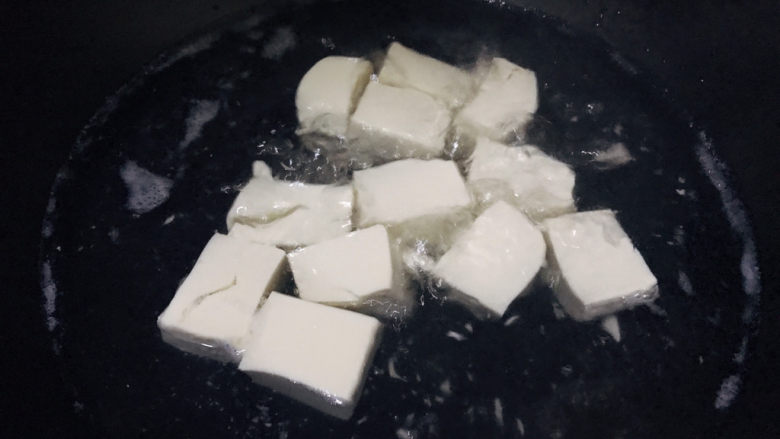 丝瓜炖豆腐,锅内烧一锅水,倒入豆腐焯水1分钟左右
