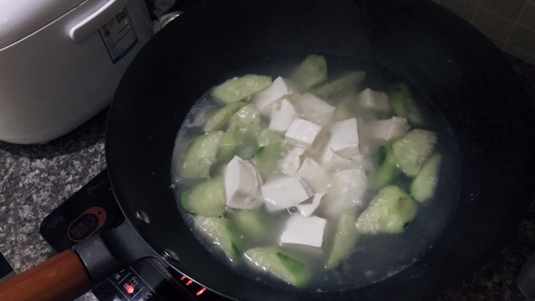 丝瓜炖豆腐,加入豆腐,再次煮至水开