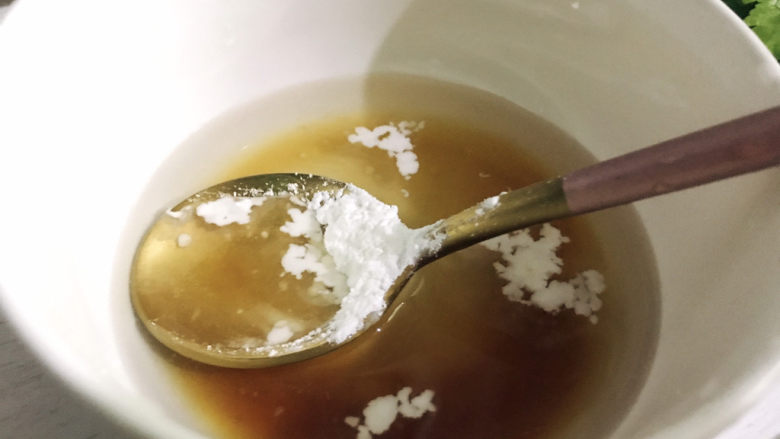 西芹炒鱿鱼,适量生粉,搅拌均匀备用