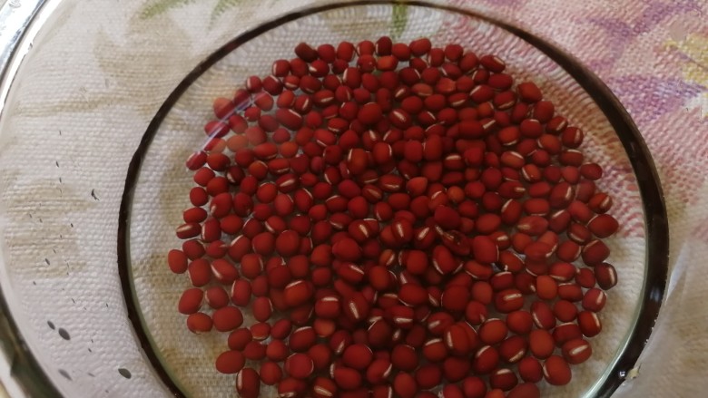 红豆小米粥,四分之一杯的红豆洗干净,提前泡2个小时。