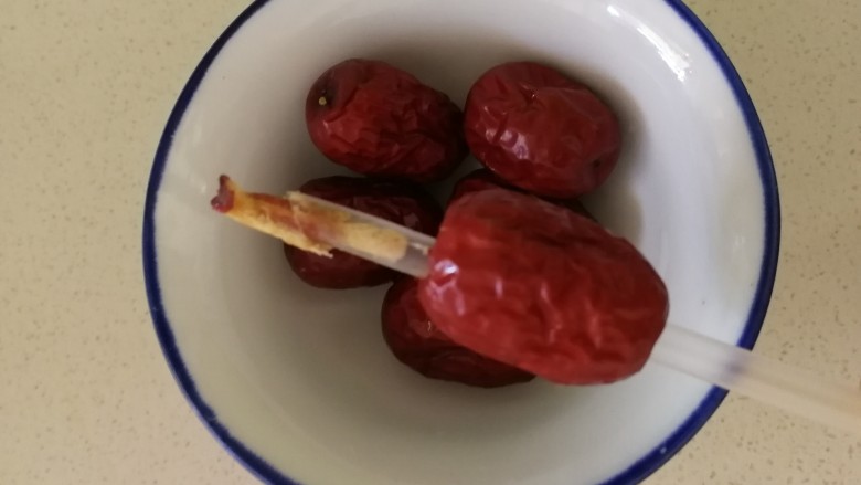 红豆小米粥,红枣用吸管去核,这样枣的甜香味更容易融入粥里面。