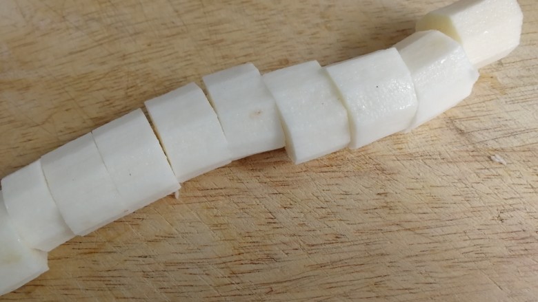 红豆小米粥,山药带上一次性手套去皮,切小块。(黏汁不要粘到手上,)