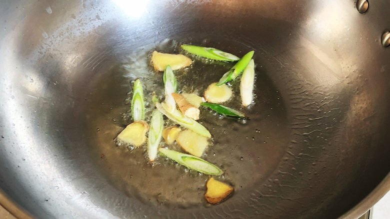 西芹炒鱿鱼,热锅凉油,加热至没有生油味儿,葱姜入锅煸炒出香味儿