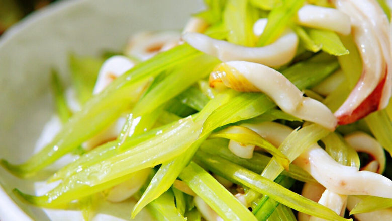 西芹炒鱿鱼,米醋即可去腥,又能增香,这样炒出来的西芹口感爽脆,醋味特别清香,越嚼越香,鱿鱼条入口鲜嫩,又鲜又香的一道下饭爽口小炒菜