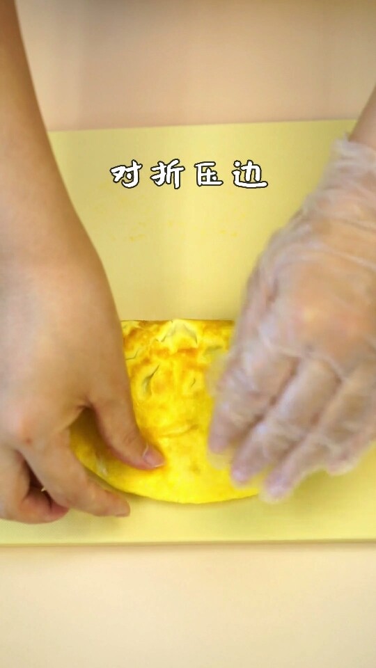 宝宝辅食,月亮虾蛋饼,对折压边