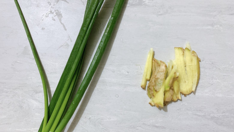 爆炒绿豆芽,青葱,姜丝适量。