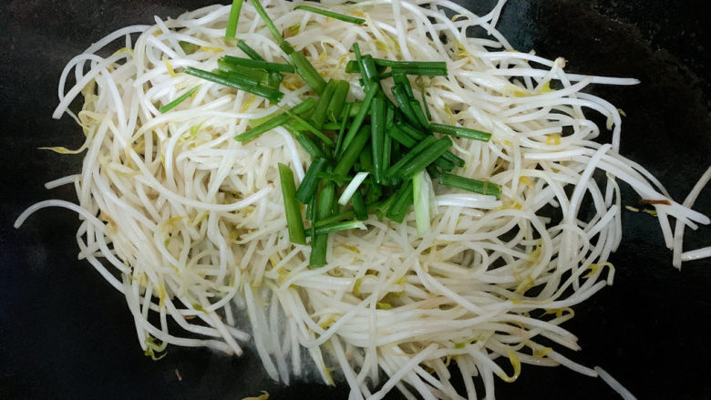 爆炒绿豆芽,炒至变软撒葱段出锅~(也可选用韭菜来炒噢~更香!)