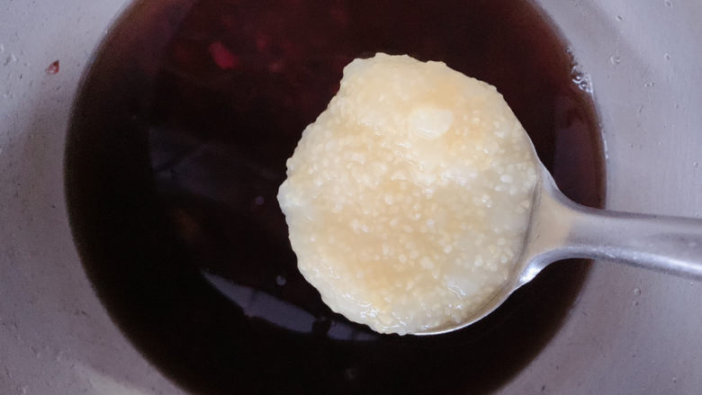 红豆小米粥,小米也是同样提前洗净,煮至成熟后,混入红豆汤中。