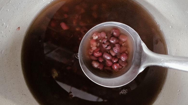 红豆小米粥,将红豆洗净泡发5分钟后,加2碗清水入锅中,中小火煮至红小豆成熟呈现略微“开花”的状态