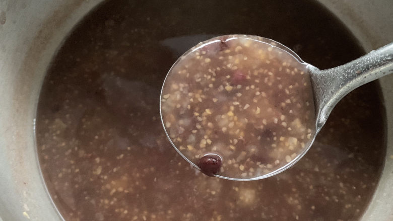 红豆小米粥,煮至半粘稠状态后