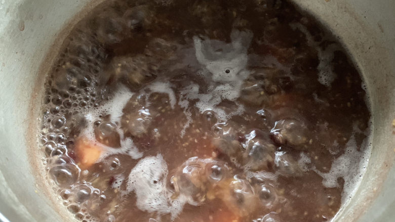 红豆小米粥,转大火沸腾1分钟左右,边煮边搅拌,使得米汤变得浓稠
