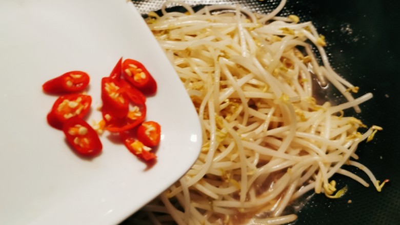 爆炒绿豆芽,放入红尖椒,翻炒出锅。