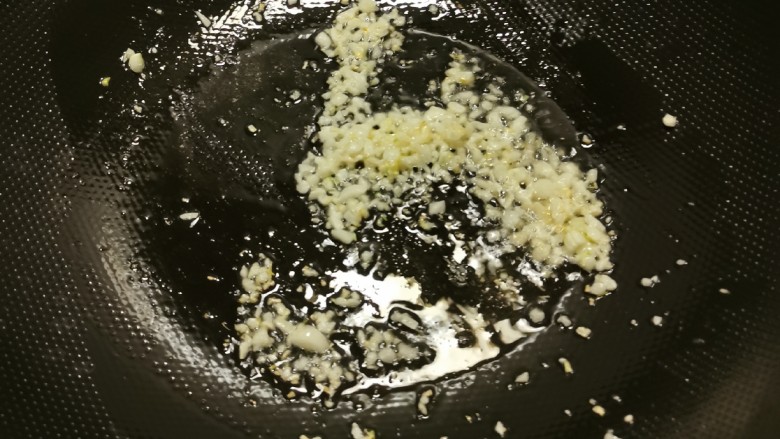 爆炒绿豆芽,放入蒜碎,炒出香味。