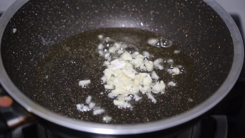 洋葱炒蛋,锅里再倒入少许油,爆香蒜末
