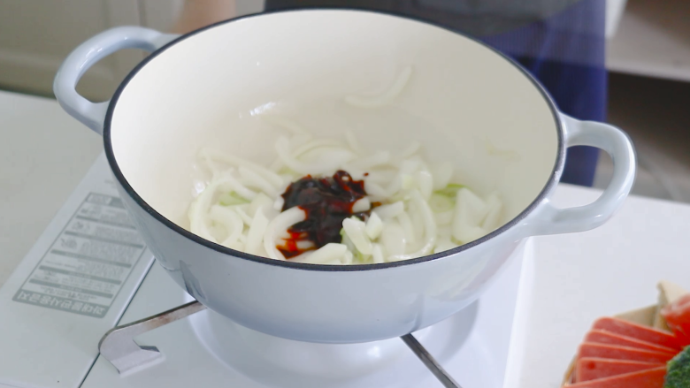 部队火锅,倒入1袋<a style='color:red;display:inline-block;' href='/shicai/ 5864'>火鸡面</a>调料包,翻炒均匀