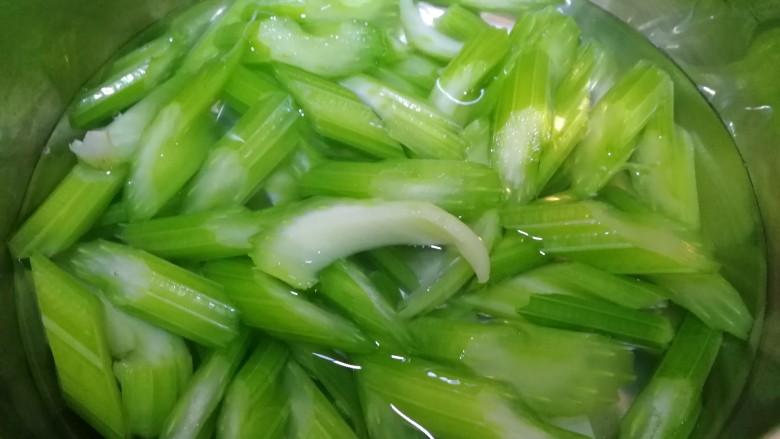 西芹炒鱿鱼,开水里放一点食用油,放入西芹,焯水1分钟捞出。