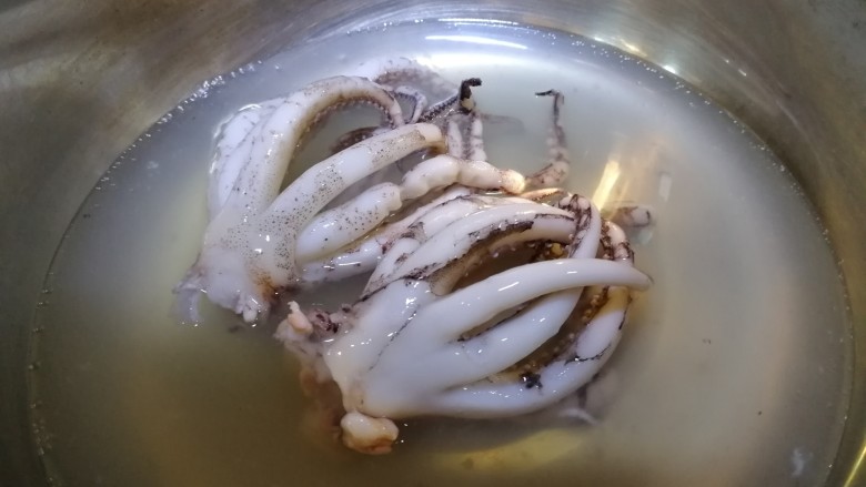 西芹炒鱿鱼,放入鱿鱼丝,焯水半分钟。