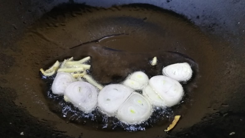 西芹炒鱿鱼,放入小圆葱片,文火把圆葱片炒透明。